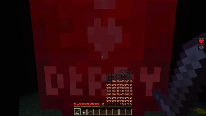 Красный шар, зловеще парящий в темноте в Minecraft PE (Bedrock)