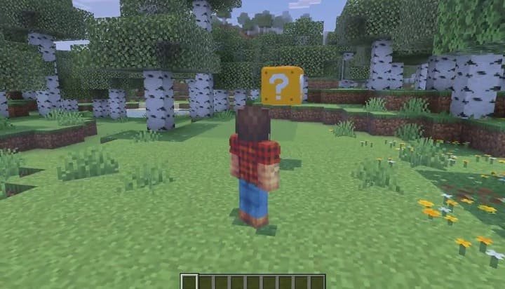 Игрок находит Лаки Блок в лесу в Майнкрафт ПЕ (Бедрок)