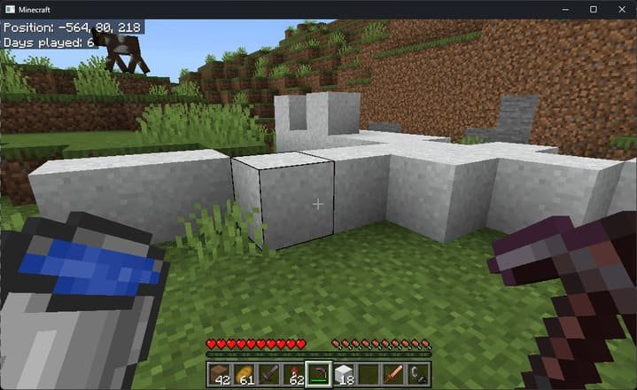 Использование предметов во второй руке в Minecraft PE (Bedrock)