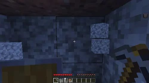 Разрушение блоков щитом в шахте Майнкрафт ПЕ (Бедрок)