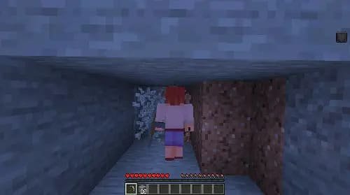 Игрок с щитом и киркой в шахте Майнкрафт ПЕ (Бедрок)